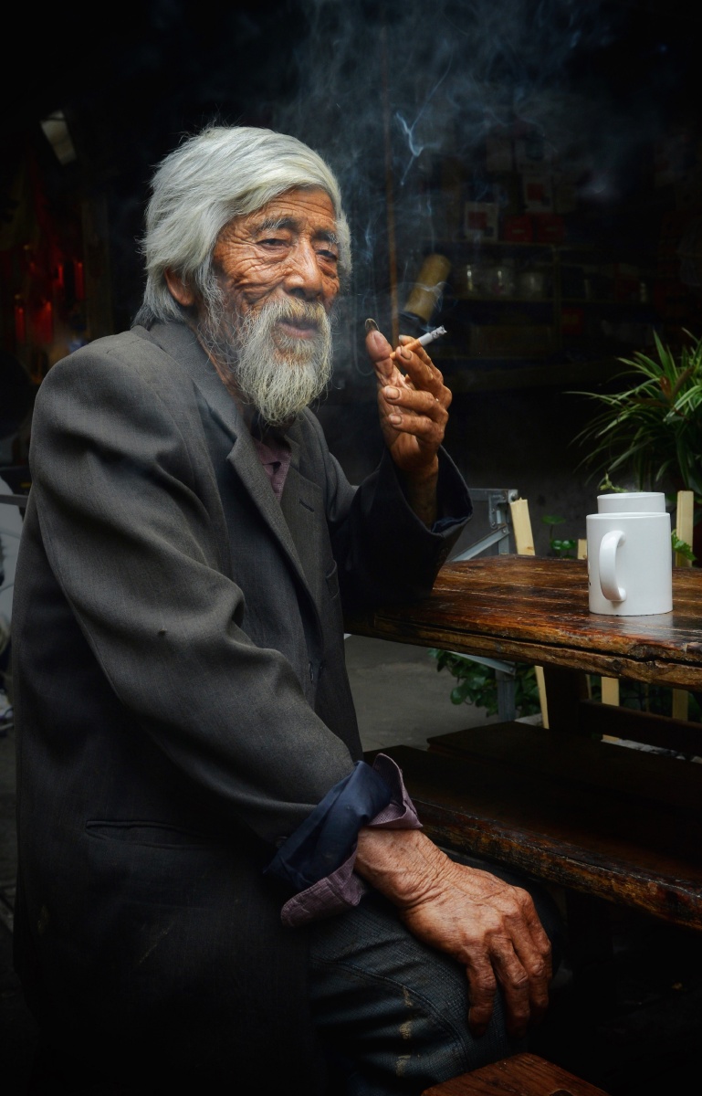 古镇茶馆网红老人