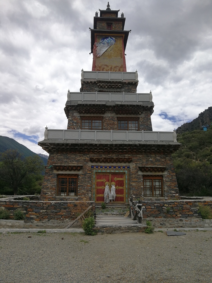 西藏格萨尔古堡