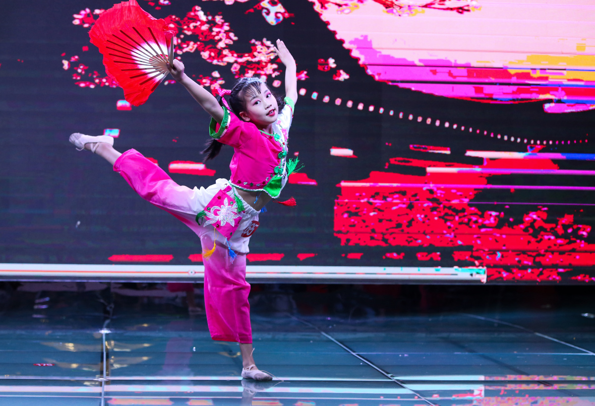 舞台上直接晋级的小姑娘