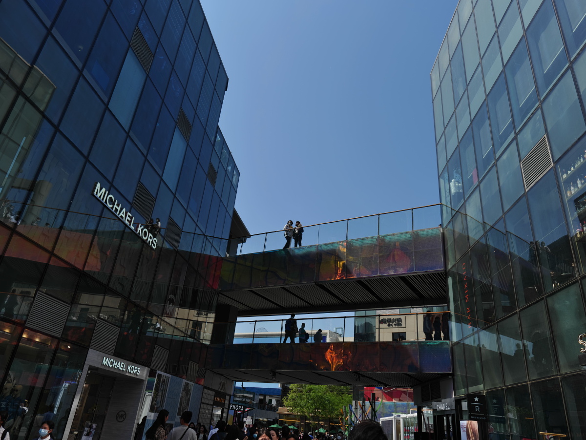 2021年5月2日北京三里屯太古里原来的地标大狗换成了这群网红猩猩一位