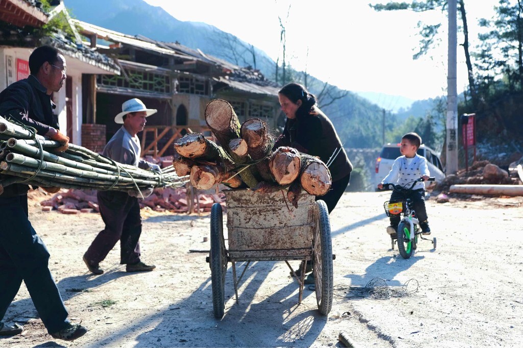 什么木头做扁担,竹制扁担挑东西比较省力但需要一定技巧