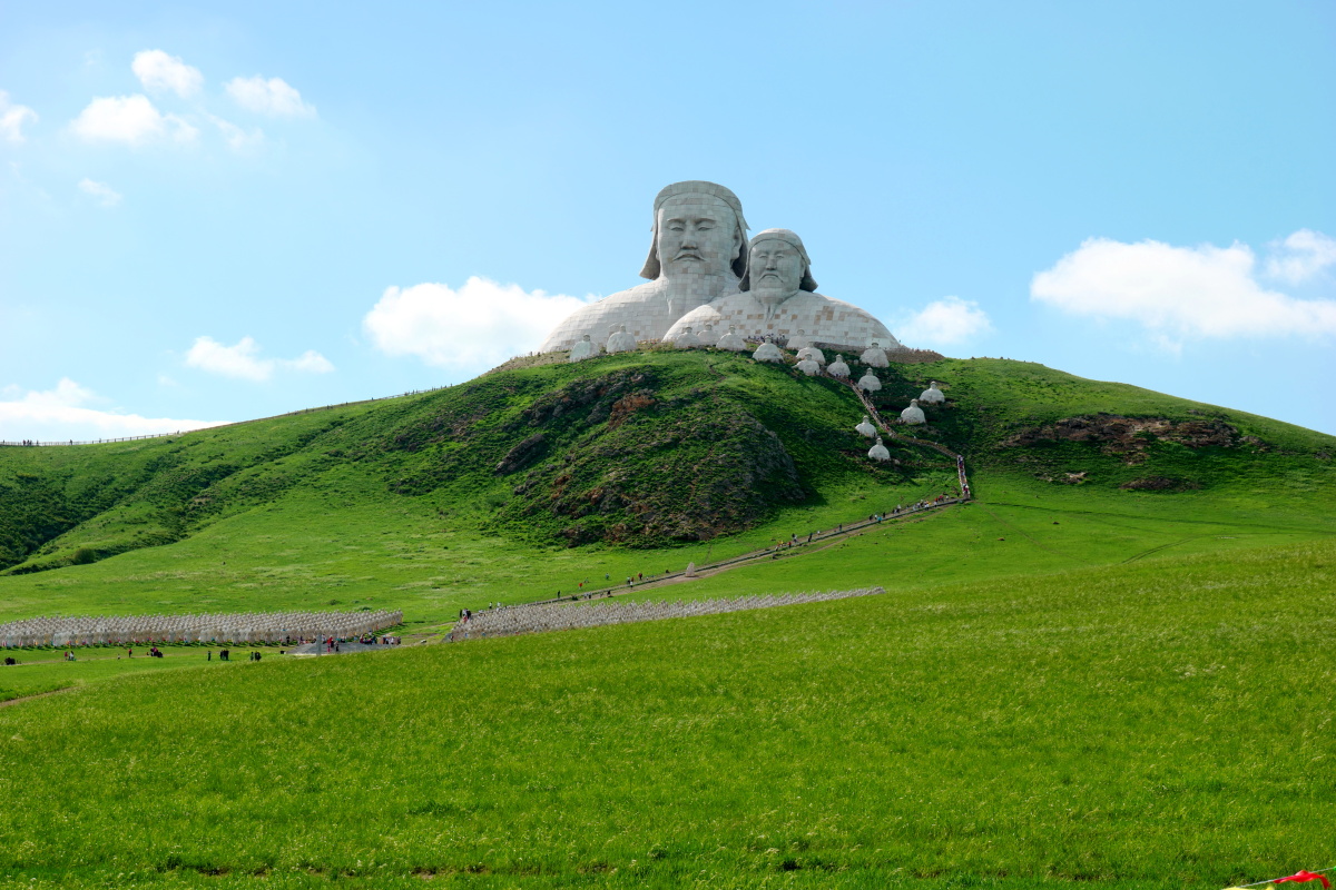 乌拉盖草原可汗山