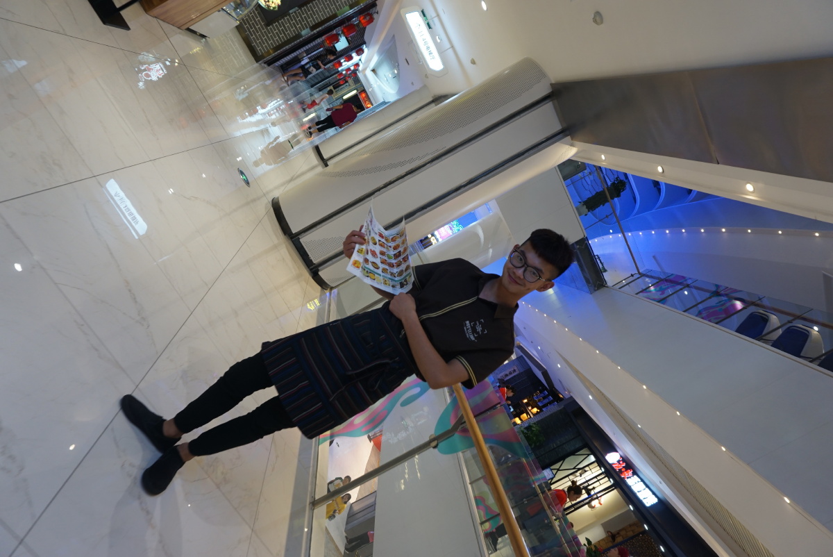 百姓生活——发广告的小哥