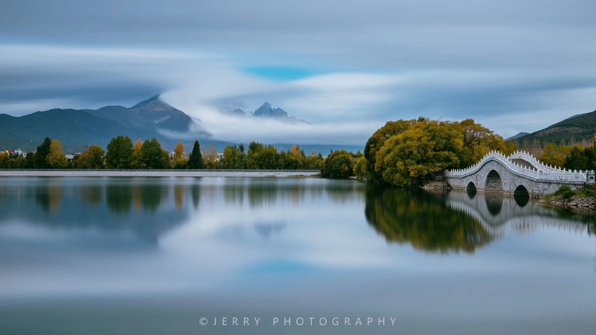 若隐若现的玉龙雪山