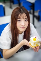 55618