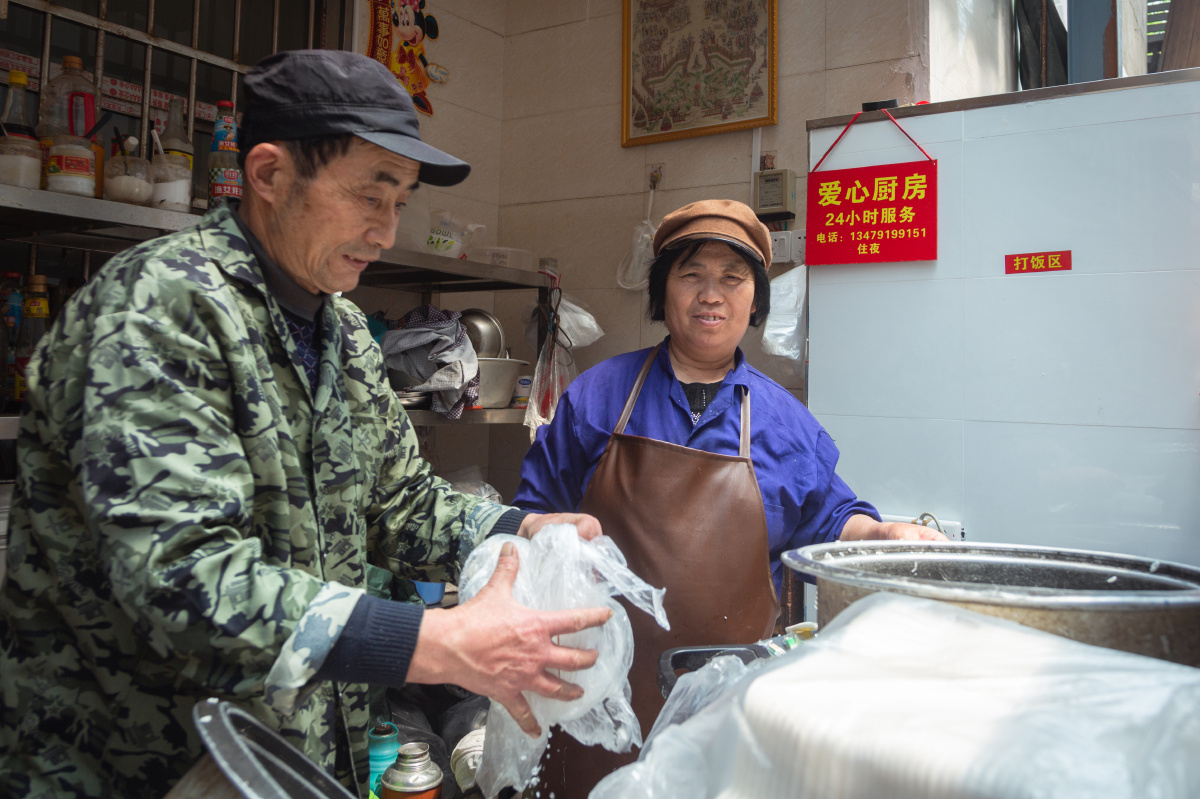 3月29日江西南昌江西省肿瘤医院旁边一条小巷内的爱心厨房爱心厨房于