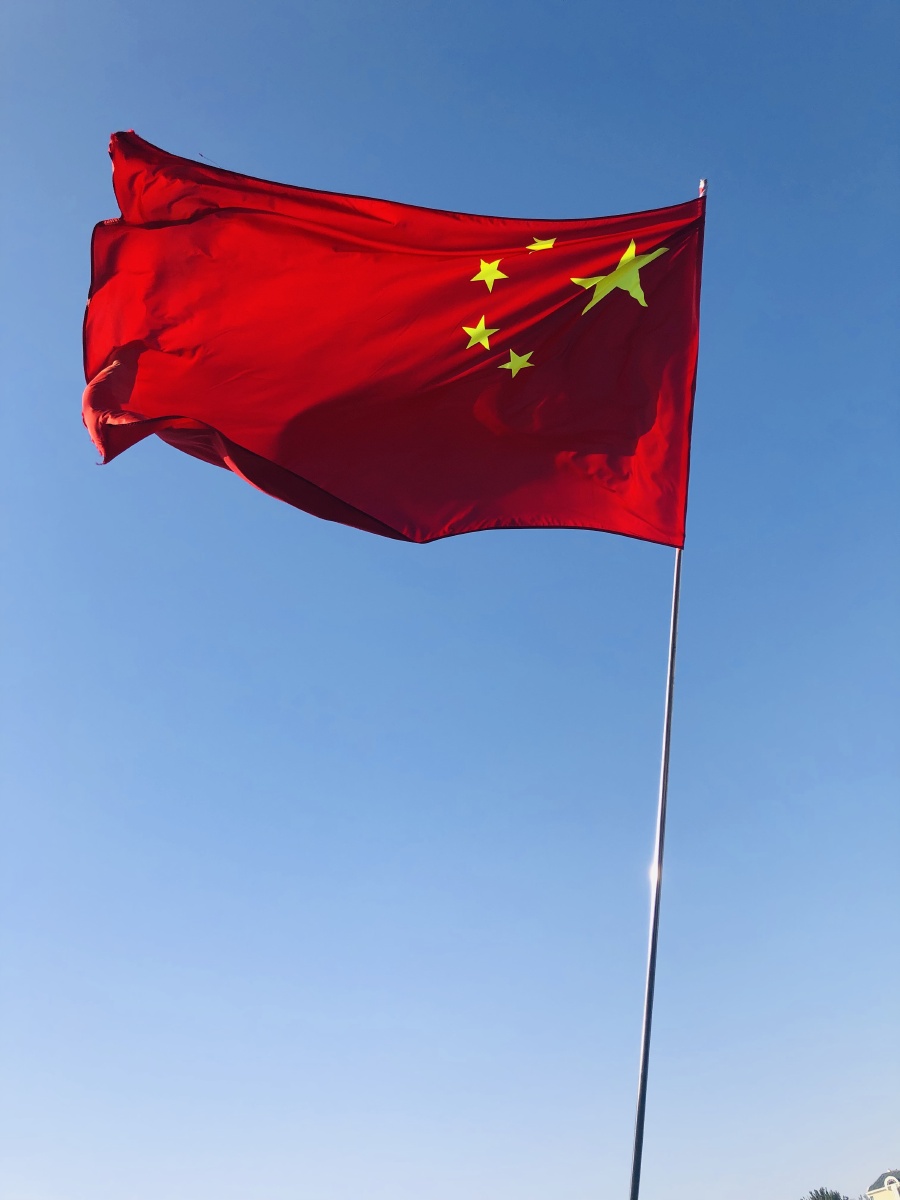 五星红旗迎风飘扬