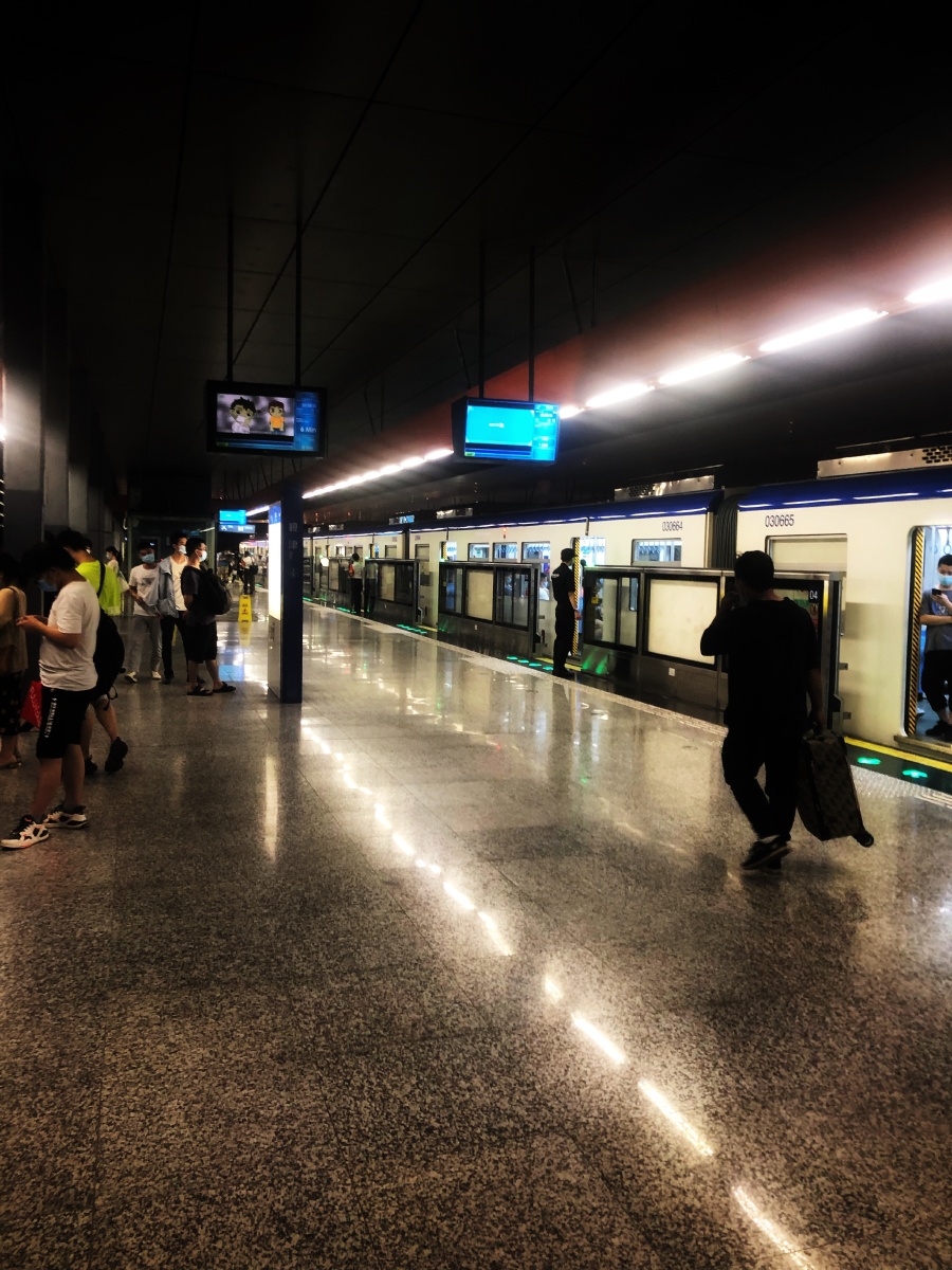 晚上9点但是地铁站内灯火通明人们都在为生活奔波