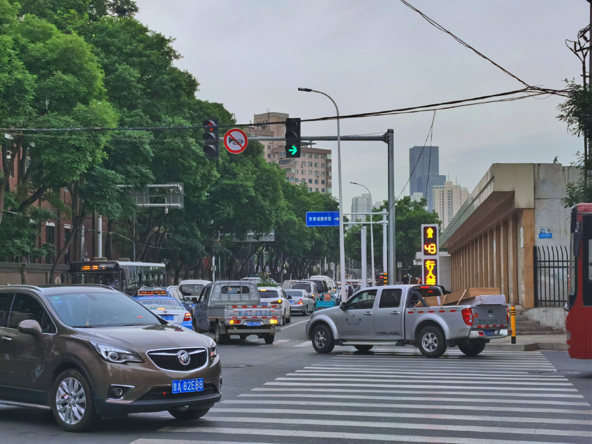 老兰州的街头随拍现代的慢生活弥漫着久久难以消散的烟火气息