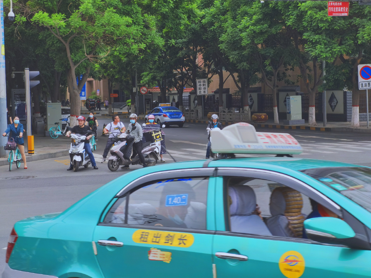 老兰州的街头随拍现代的慢生活弥漫着久久难以消散的烟火气息