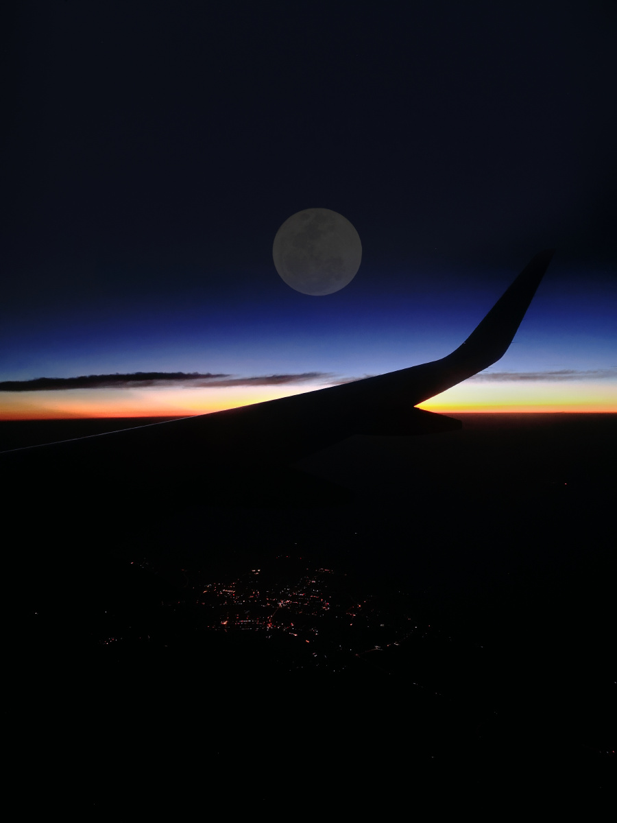飞机上看月亮与灯火