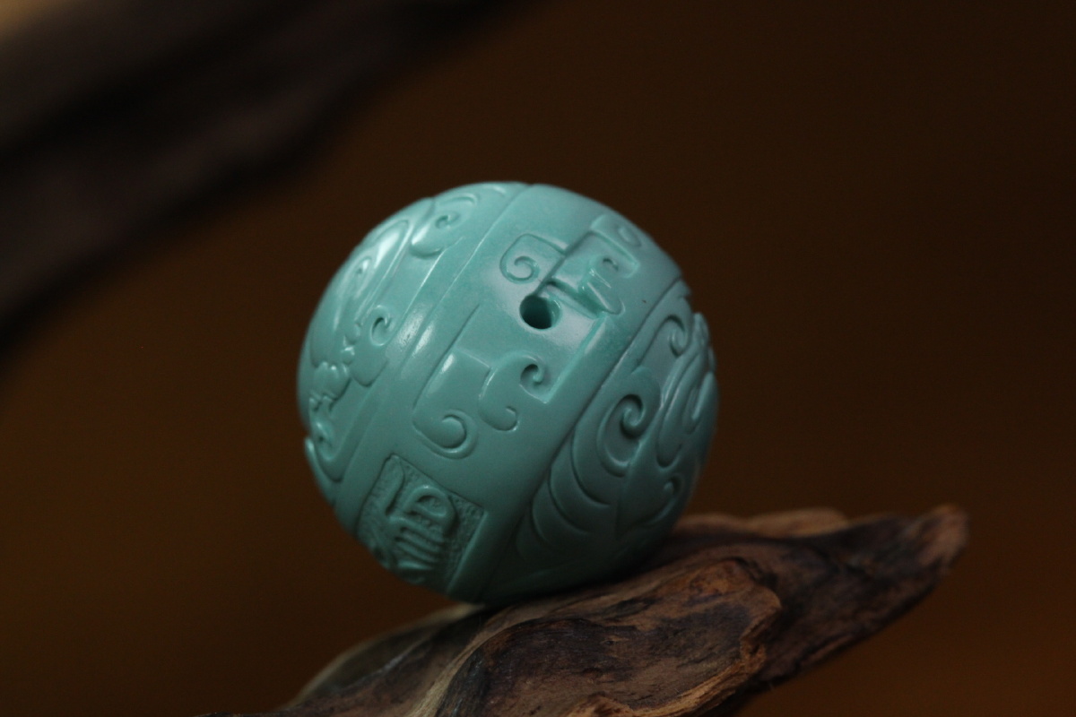 原矿绿松石雕刻圆珠龙凤呈祥