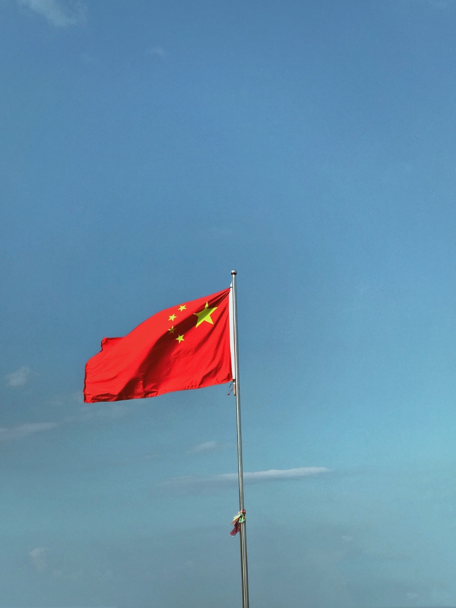 鲜艳的五星红旗承载人民的信仰与希望