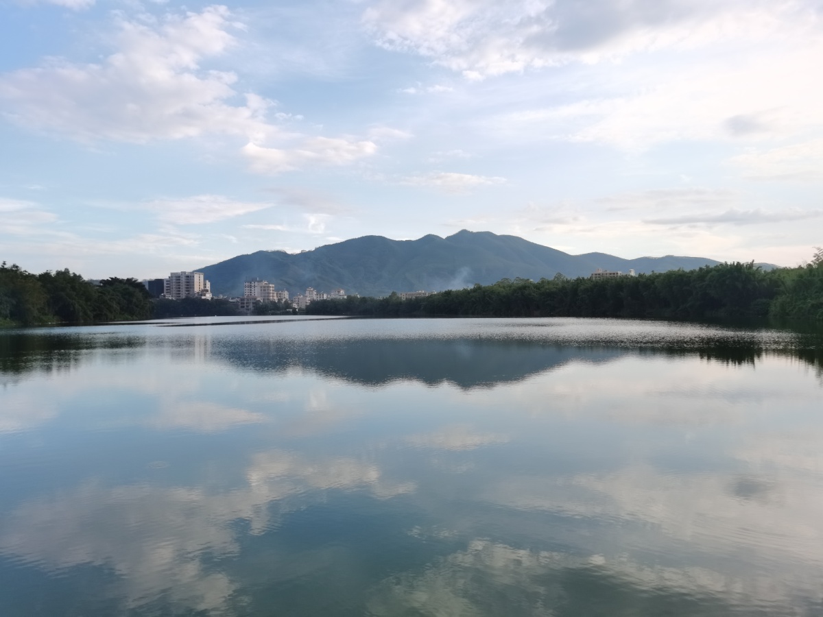 恬静而平淡的生活或许就如平静的水面一般不是没有污点而是污点都在