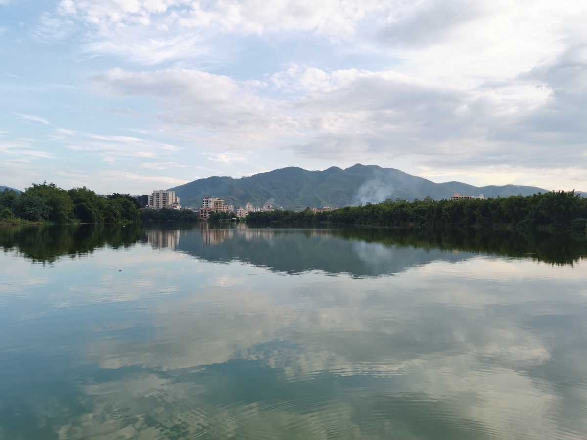 恬静而平淡的生活或许就如平静的水面一般不是没有污点而是污点都在