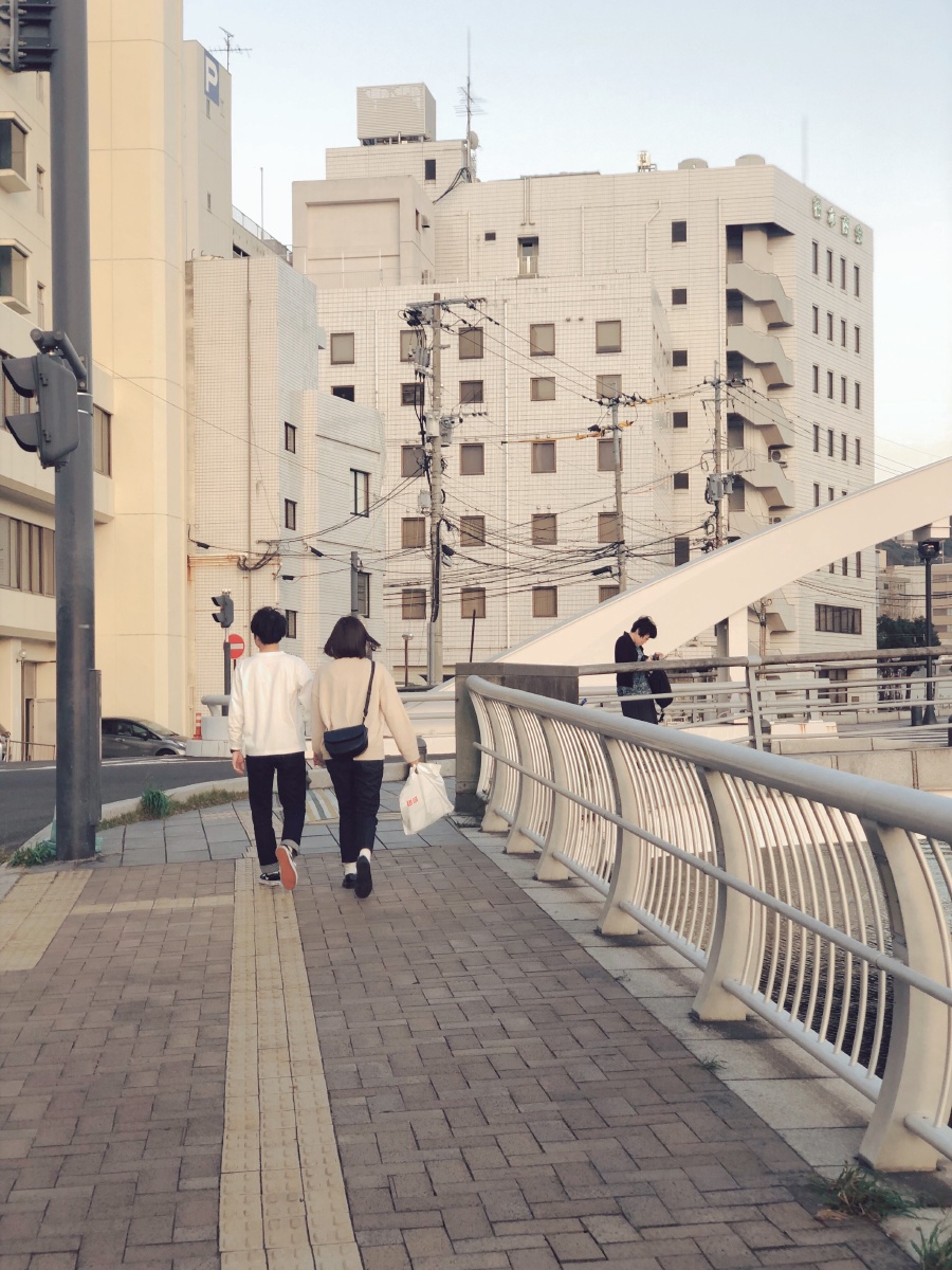 难得碰见的一对手牵手的日本情侣