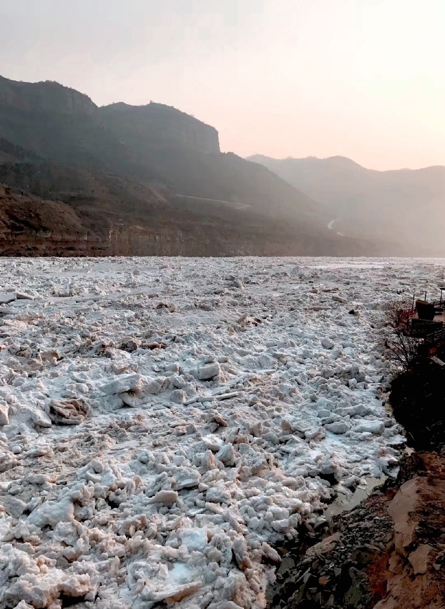 冰封的壶口瀑布,冬季,冰冻的河面