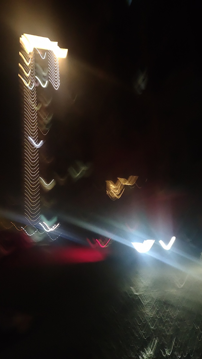 家,楼底 br /> · 楼,楼灯,路灯,车灯 br /> · 镜头平行抖动下的照片