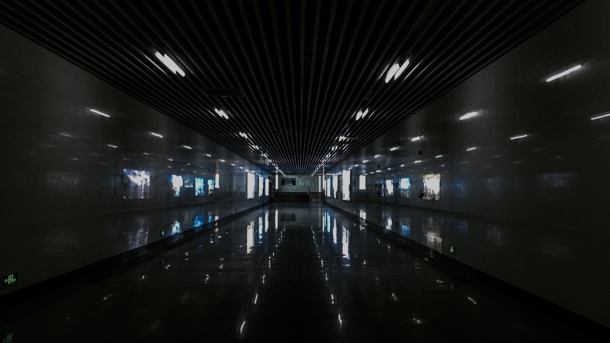 黎明时候地铁站中