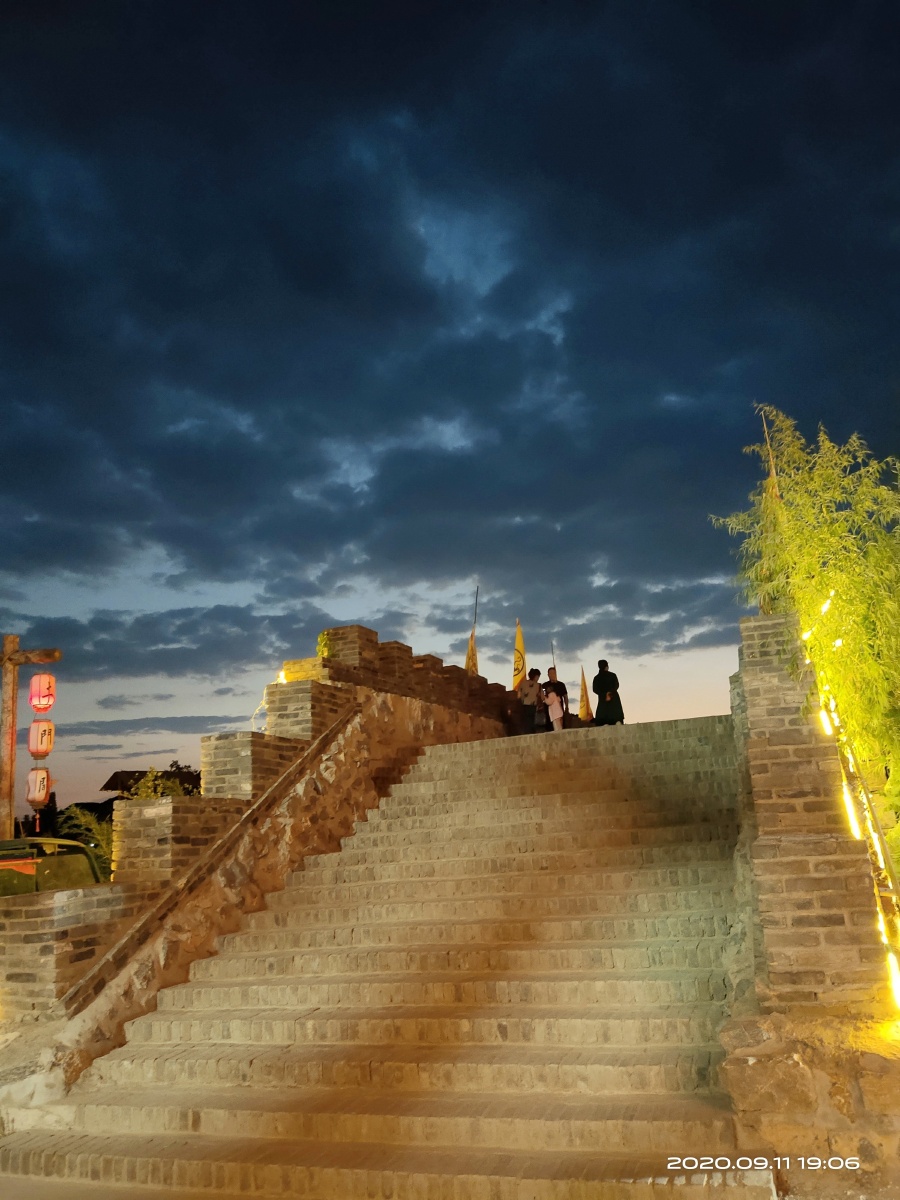 时间一个乌云压境的夜晚地点土门关风景区人物一家三代人在这截古城墙