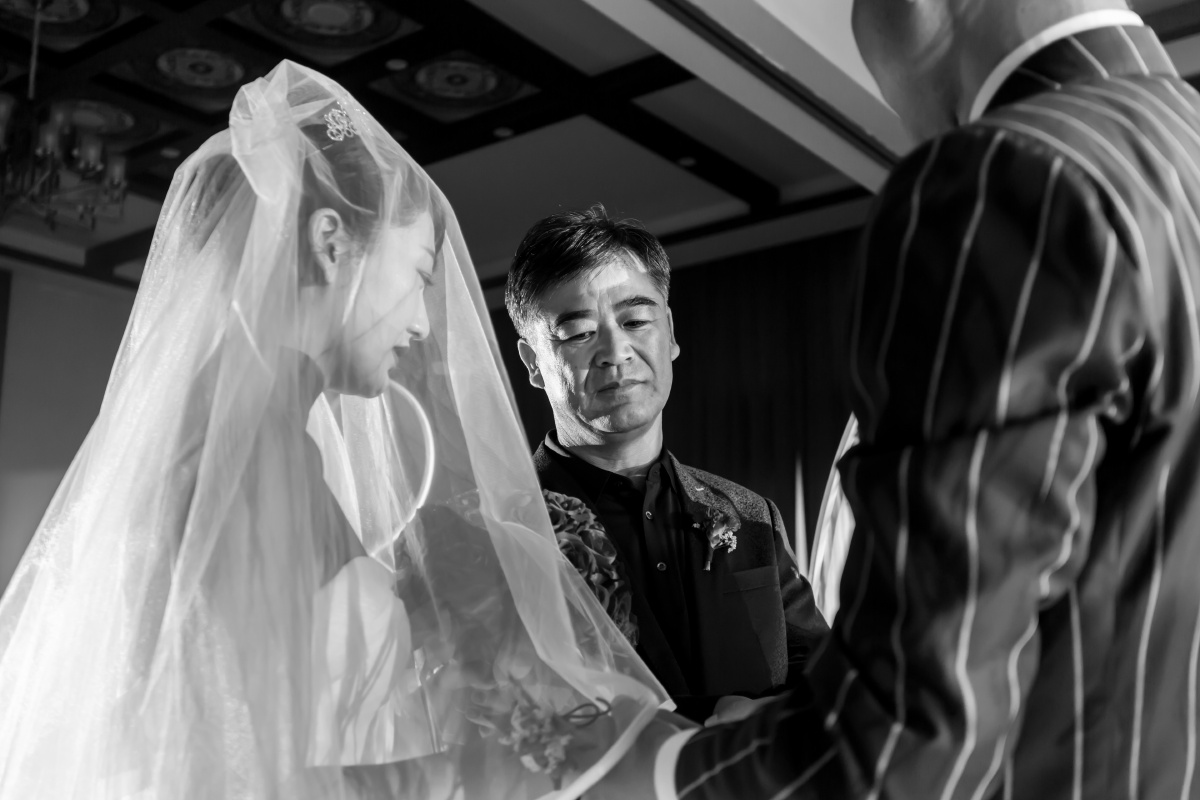 当慈祥的父亲挽着女儿的手 把自己的掌上明珠交到另一个男人手里时