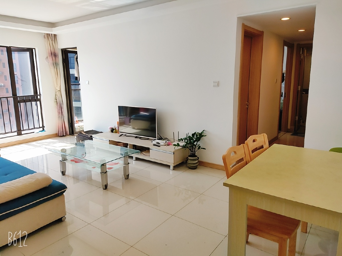 这是第一次和朋友合租记房子,虽然不是很大,但是用心收拾,感觉既宽敞