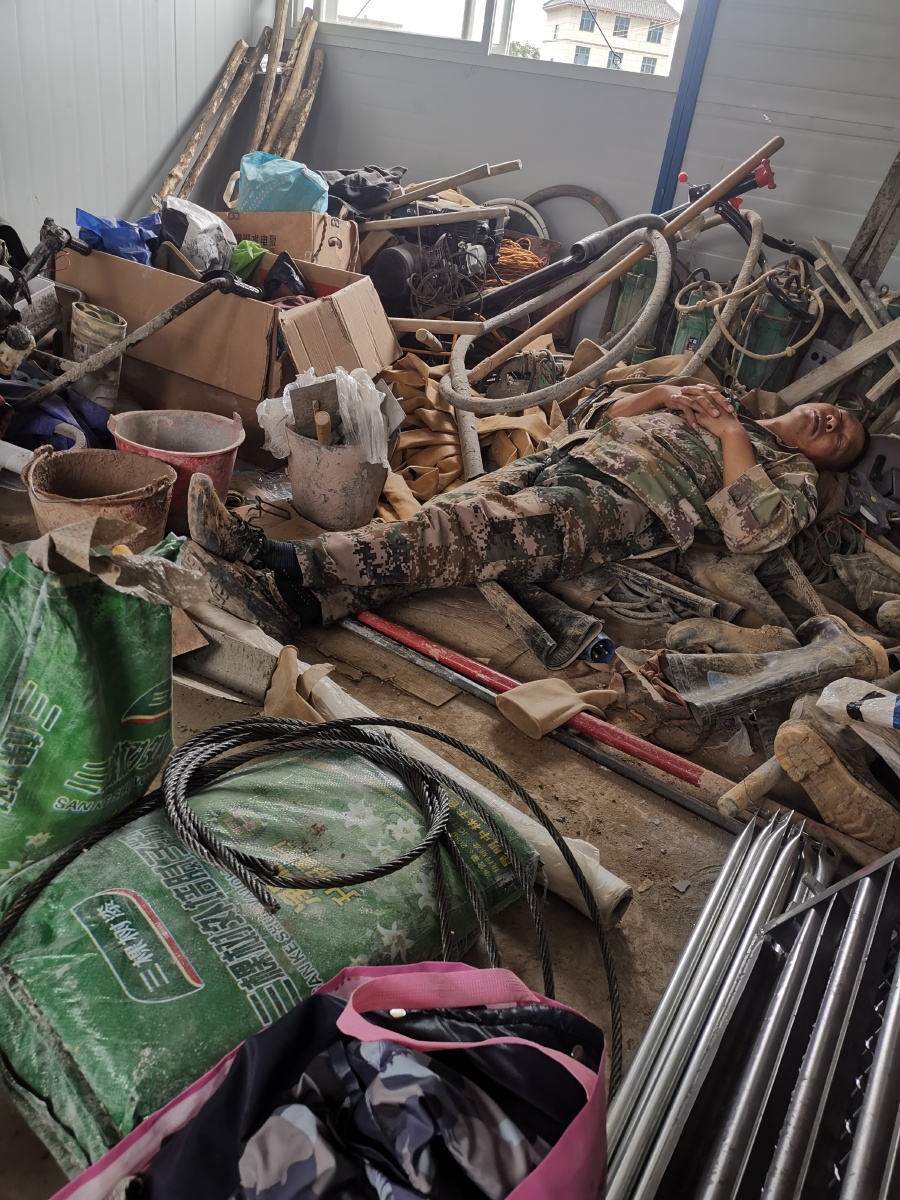 劳累休息的工人