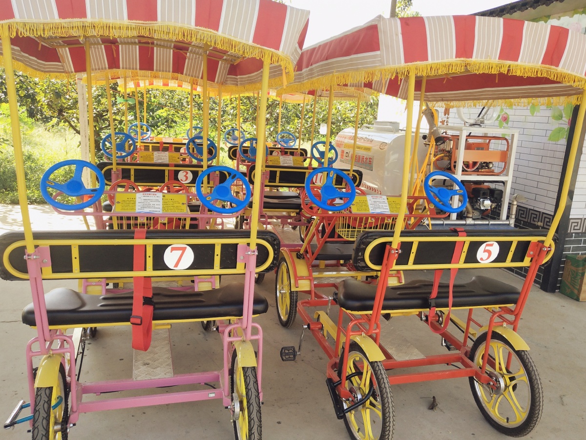 无人问津的双人骑脚蹬观光车,没人光顾?