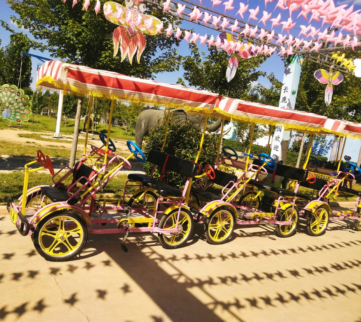 无人问津的双人骑脚蹬观光车,如秋风萧瑟落叶?依然凉凉