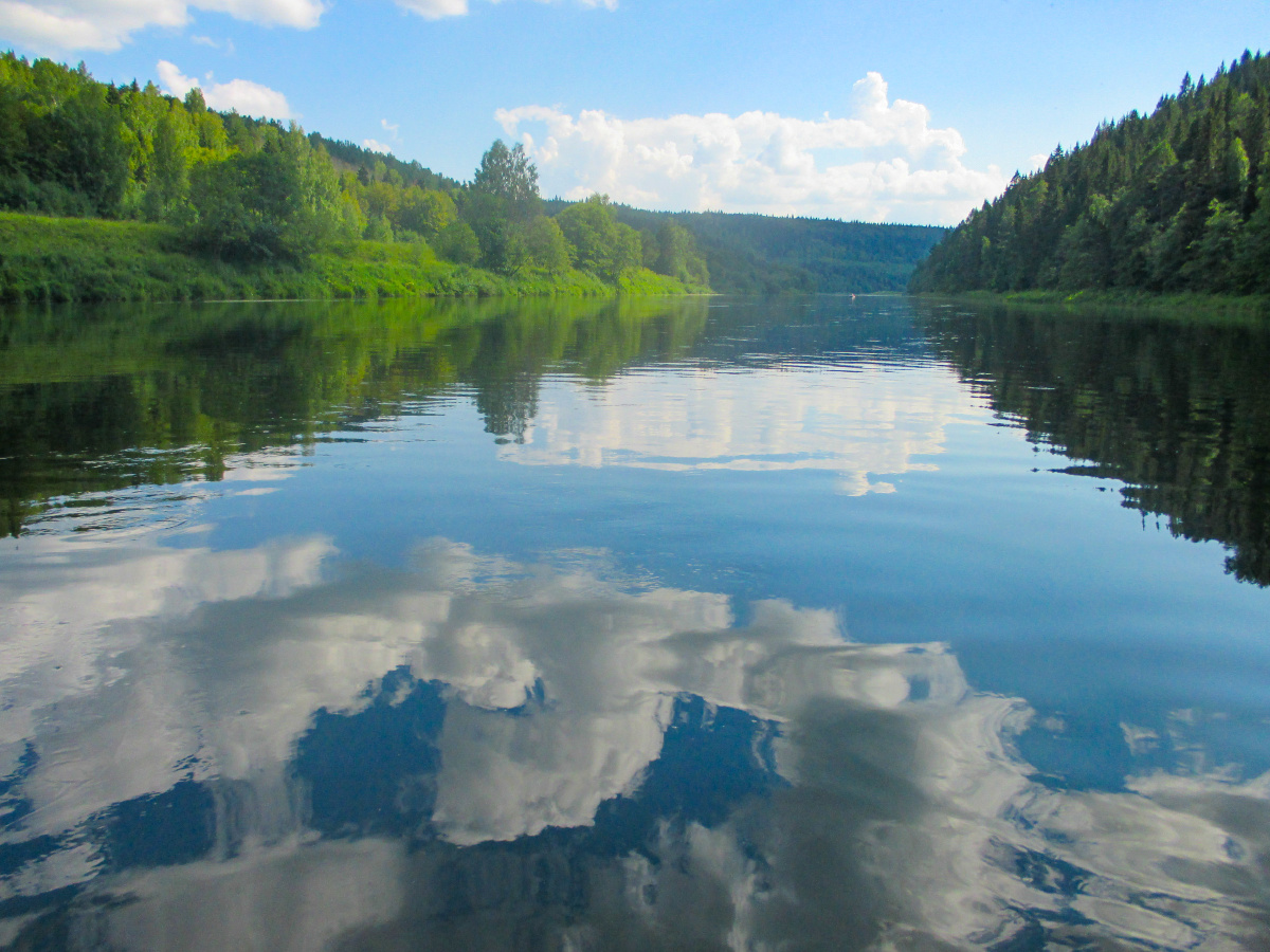倒映在湖水里的蓝天白云