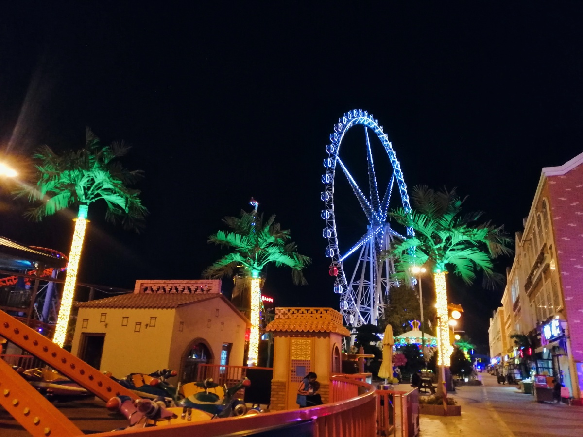 夜晚的游乐场两个人是浪漫一个人是孤单