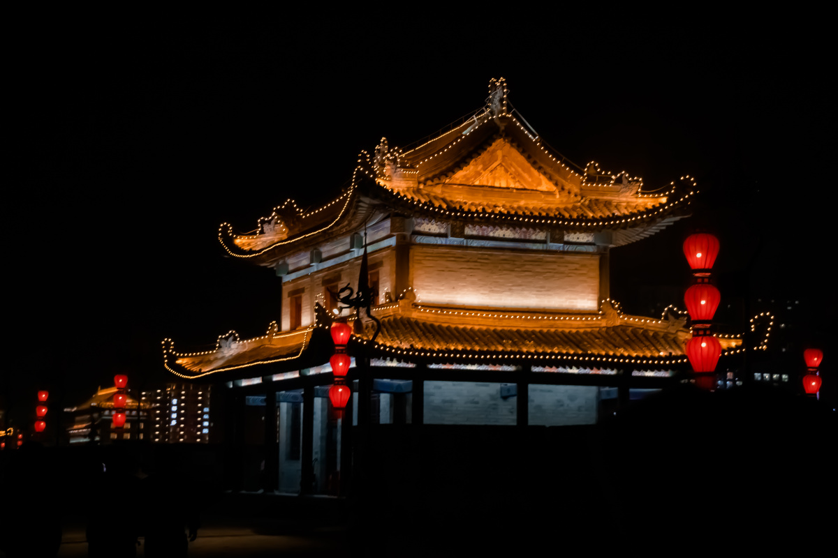 咸阳宫阙郁嵯峨,六国楼台艳绮罗.