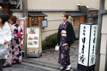 DSC1609(七）饭店前的女服务员