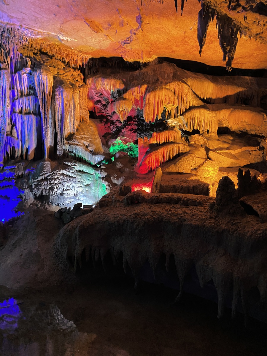 钟乳石神奇的自然景观