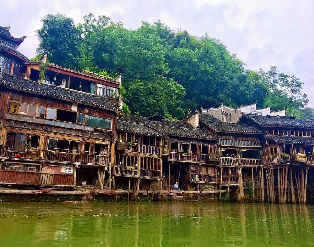 凤凰古城吊脚楼吊脚楼也叫吊楼为苗族壮族布依族侗族水族土家族等族