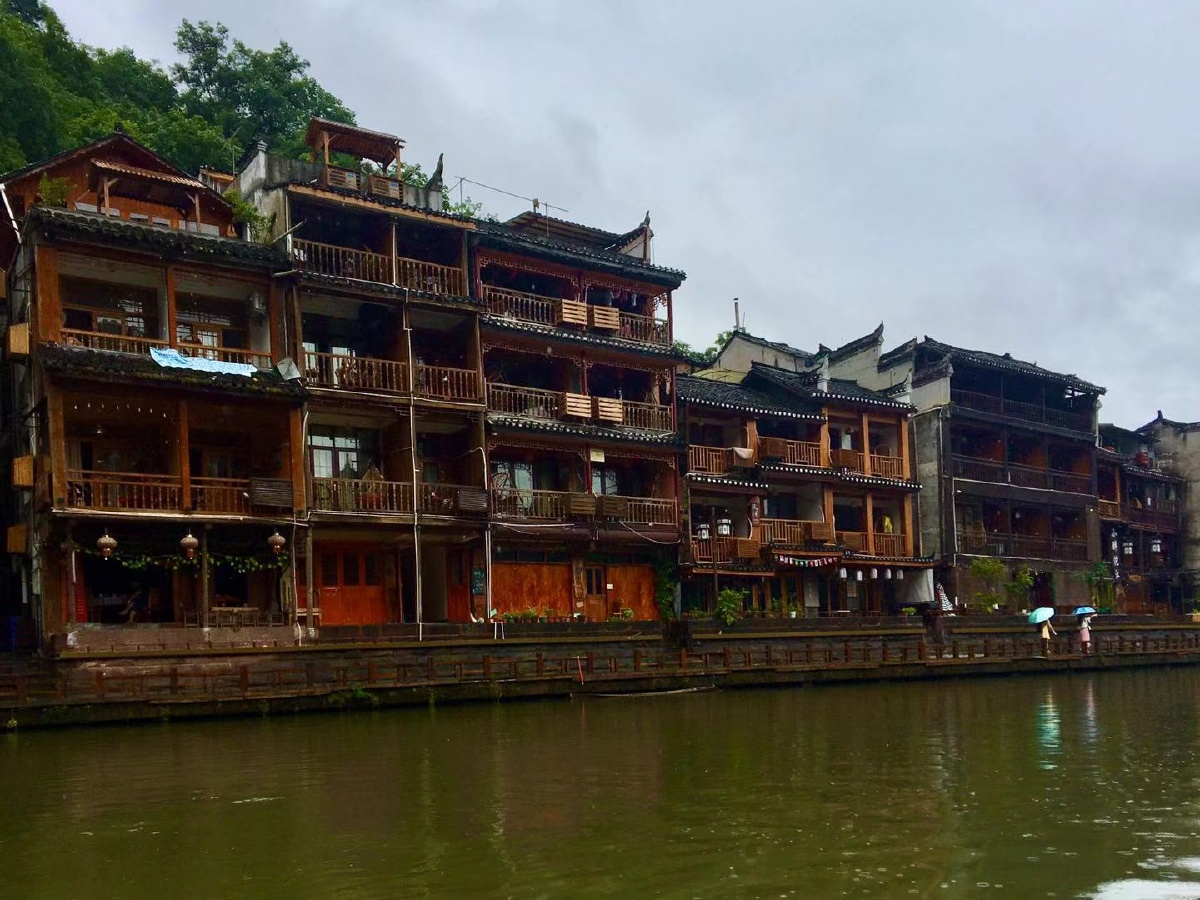 凤凰古城吊脚楼吊脚楼也叫吊楼为苗族壮族布依族侗族水族土家族等族