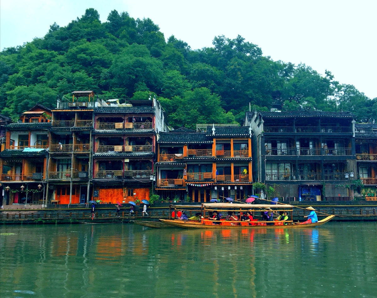 凤凰古城吊脚楼吊脚楼也叫吊楼为苗族壮族布依族侗族水族土家族等族