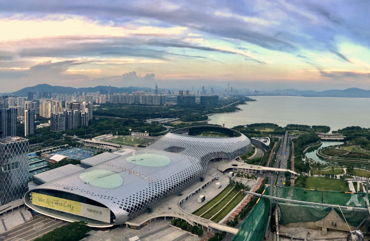 深圳湾春茧体育馆被抛物线云笼罩的壮阔场景