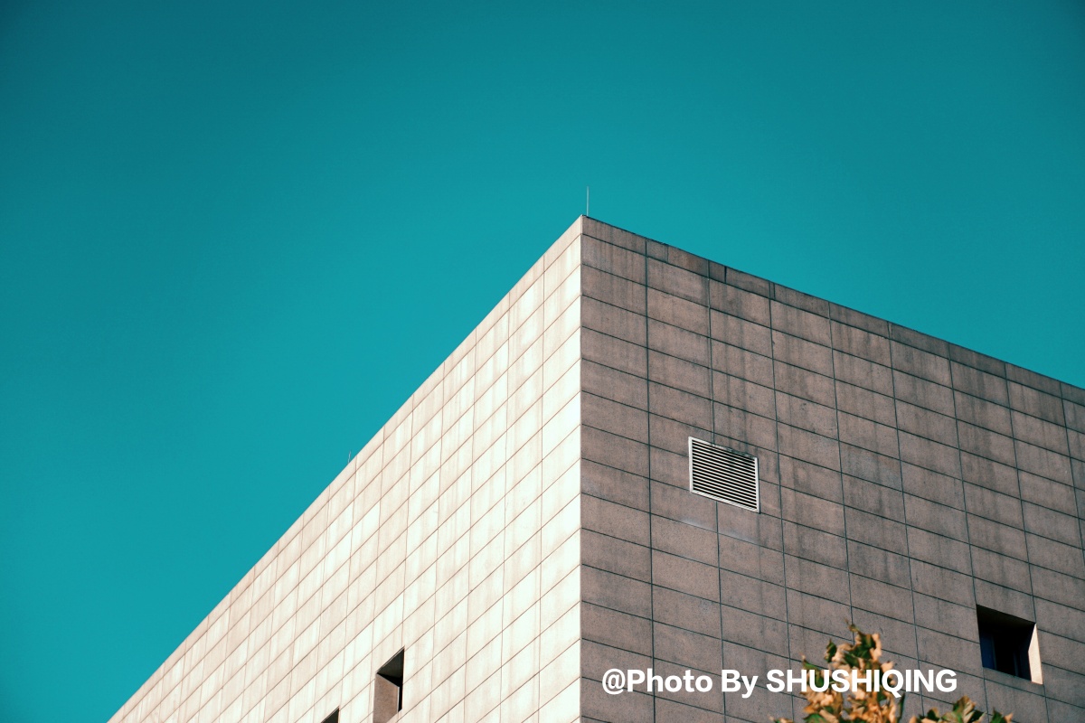 校园里,静谧美丽的一角 #天空建筑 - 陈若鱼roeyu - 图虫