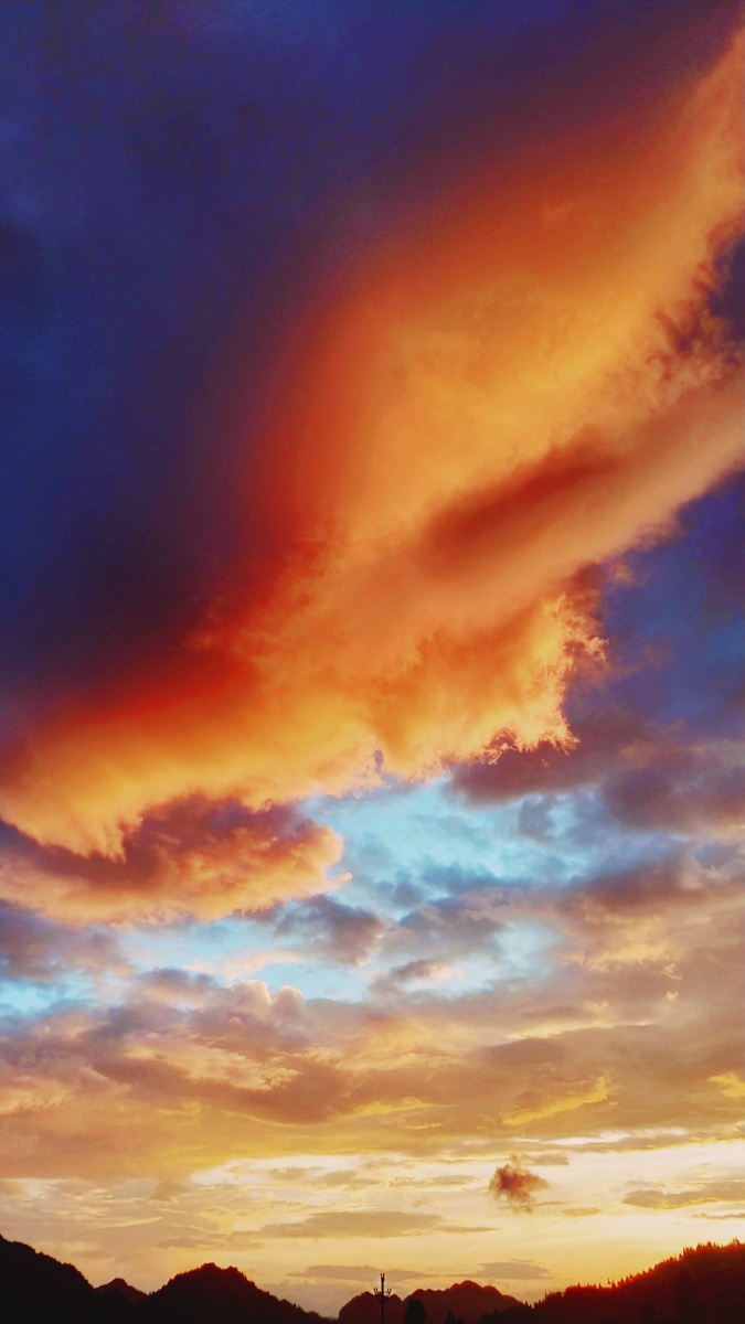 神似仙女棒在苒苒燃烧的晚霞,这是白天最后一缕阳光与云朵的道别仪式