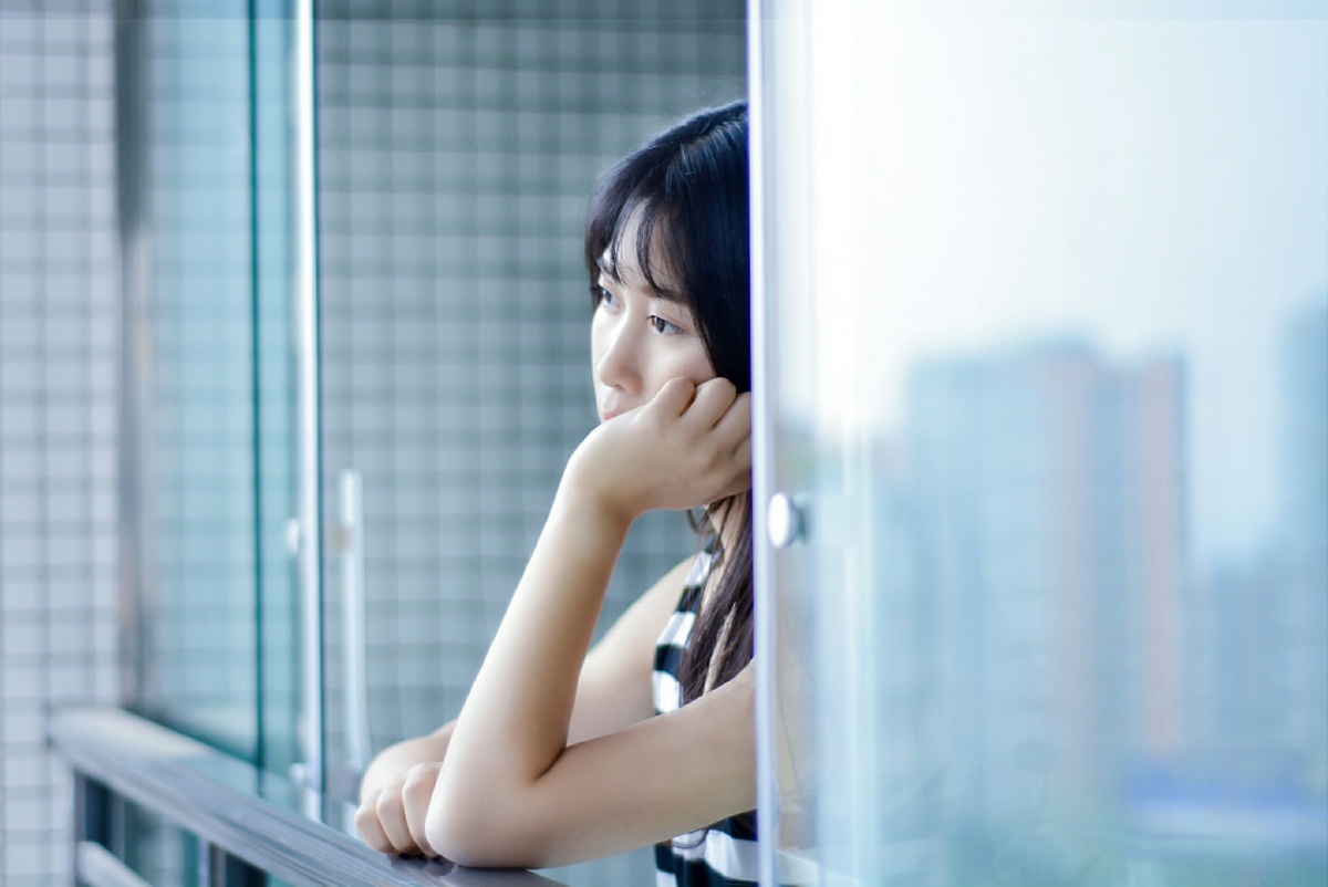 玻璃窗前的少女