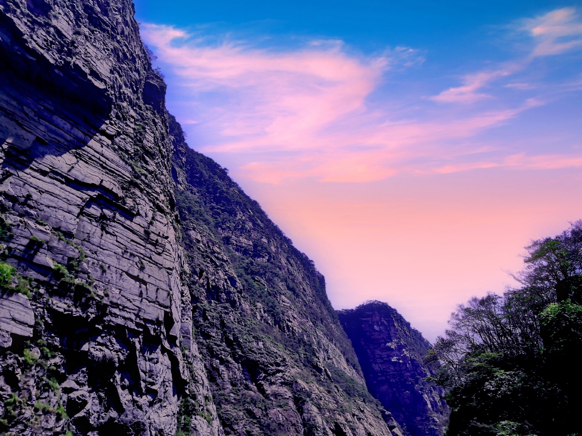 横看成岭侧成峰,远近高低各不同.不识庐山真面目,只缘身在此山中.