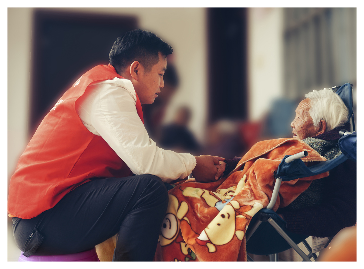 安溪县茜茜公益协会赴养老院照顾老人