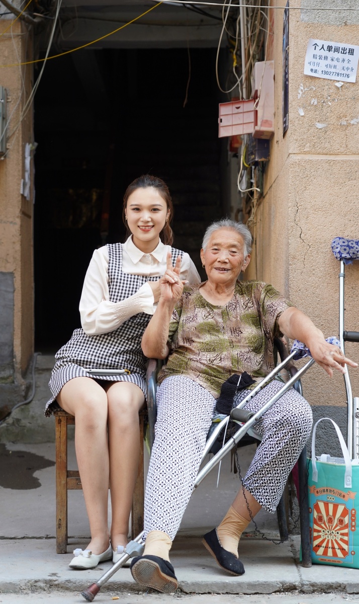 在这个充满利益的现实社会只有老人最慈祥笑容最真吧