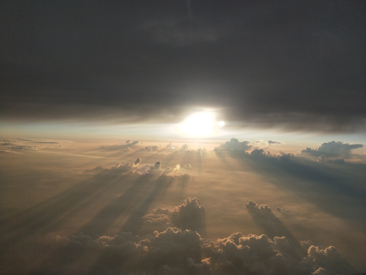 云层之上的落日余辉