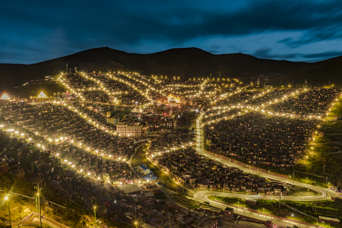 四川色达佛学院夜景