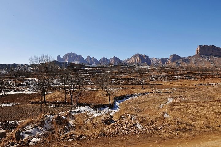 媲美克罗拉多---黄崖洞红石公园<br /><br />
黄崖洞在山西省黎城县境内,位于太行山脉的北端,海拔多在1500-2000米,地壳相对运动产生的巨大能量,把这里的硬红石英砂岩、页岩层组成的山岳切出道道峡谷,峭壁连绵数十公里,拔地而起,直冲云霄。这种独特而壮观的地貌,与举世闻名的美国科罗拉多大峡谷可以说有异曲同工之妙。而且,这里的山体和地形以及岩石的质地都比较适合攀岩运动。黄崖洞的岩壁高度大部分在80-150米之间,坡度绝大部分成直角,称得上是岩壁博物馆。各种岩石共存于一条岩壁上,如页岩、砂岩、砾岩,也有蚀化的砂岩极阳朔的熔岩地貌。岩面上有许多造山运动留下的纵向裂缝,也有因河流切割、冲蚀形成的片岩层,窄的岩缝只能塞进小指,宽的岩缝可以挤进去两个人,有一些天然的石柱、小树,可以作攀岩的pitch点。绵延的岩壁上,到处是这种可以攀爬的岩缝、裂隙、高矮不等,从30米到200米都有,难度也各不相同,同一条崖壁上会有不同的岩质,下面是页岩,上面是蚀化的泥岩,有各种孔洞,绝对可以说是攀岩爱好者梦寐以求的野外攀岩场所。“小科罗拉多”、“一个被称为比阳朔还牛的岩壁”。<br /><br />
黄崖洞不仅保留了许多当年华北最大兵工厂和黄崖洞保卫战的遗迹。<br /><br />
主要遗迹有:镇倭塔、血花亭、吊桥天险、黄崖洞保卫战烈士墓地、纪念碑、兵工厂车间遗址等等,其中最能让人心灵震撼的要数当年左权将军在此长期居住过的那间依崖而建,高不过两米、面积不足10平方米的用石片垒起的简陋小屋,据称它不但是当时将军和同是抗日军人的将军零夫人的洞房,另外一个让所有到过黄崖洞的人都感到肃然起敬的英雄景观则是小号手崔振芳阵亡处。那时他只有17岁,他一人据守在位于悬崖上的石砌地工事里,一气就向冲上来的敌人投出了120多颗手榴弹,炸死了数十名曰寇,最后光荣殉国于此。<br /><br />