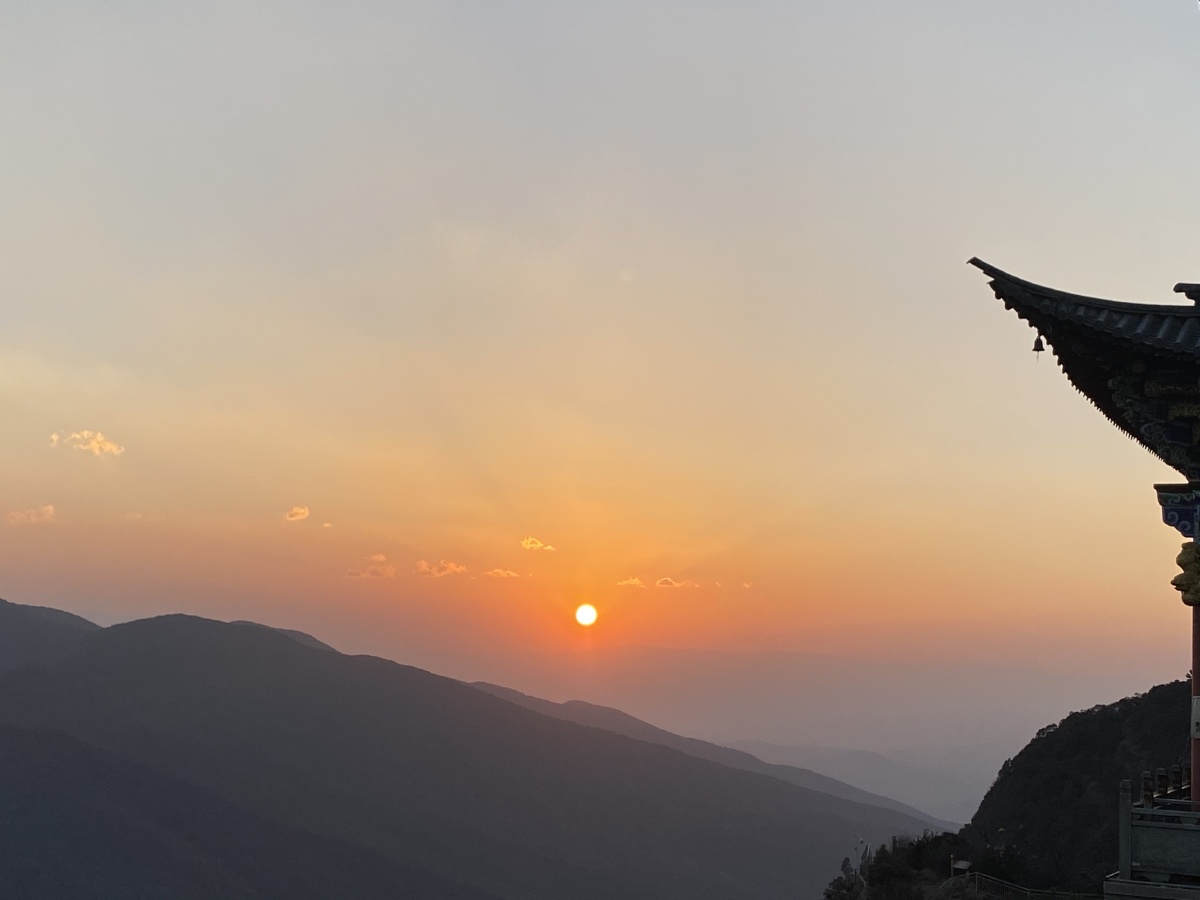 清明时节鸡足山的日落温暖又治愈