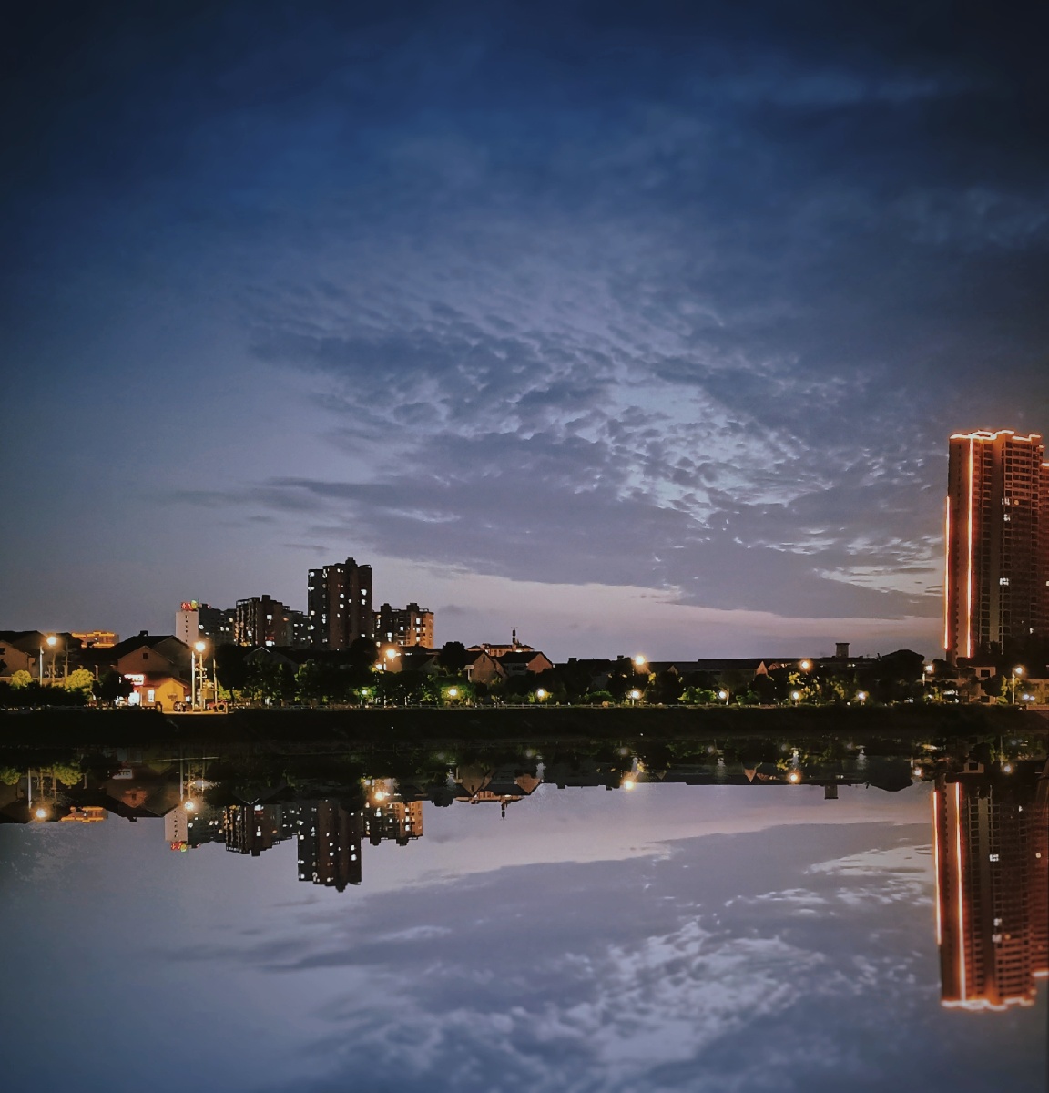 晚饭后的小区河边夜景