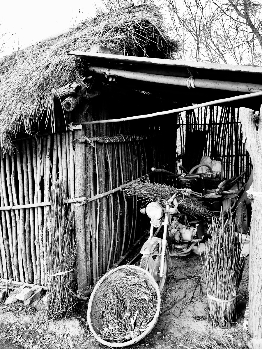 荒凉的草棚,有一种上个世纪的感觉